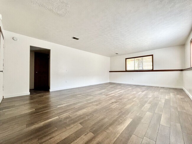 Building Photo - Four Bedroom Duplex in Kentwood