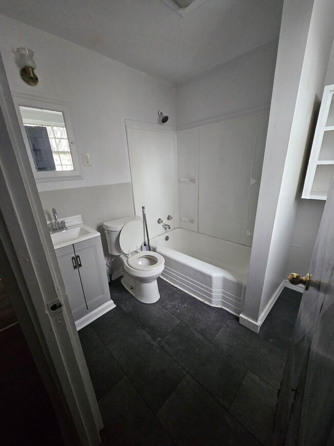 Building Photo - Lower 3 bedroom unit east side