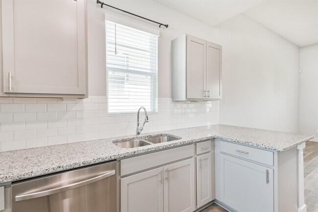 Building Photo - 13083 Clear View Dr