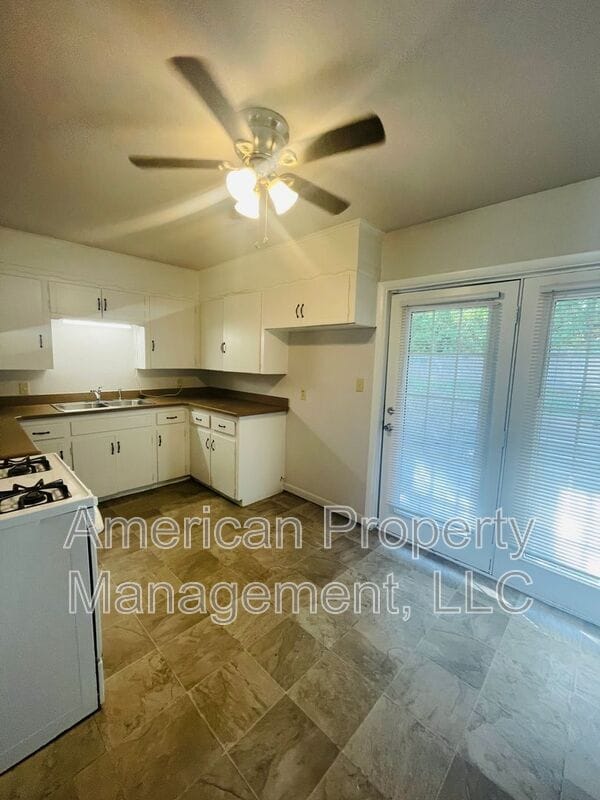 Building Photo - 1110 N Hickory Ave