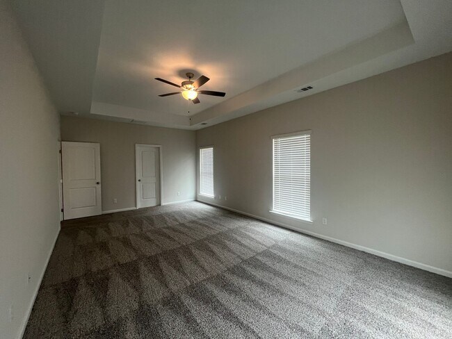 Building Photo - 5 bedroom, 3 bath home in Savannah, near I-16