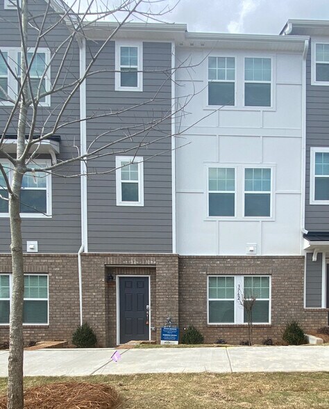 Building Photo - Room in Townhome on Memorial Pkwy