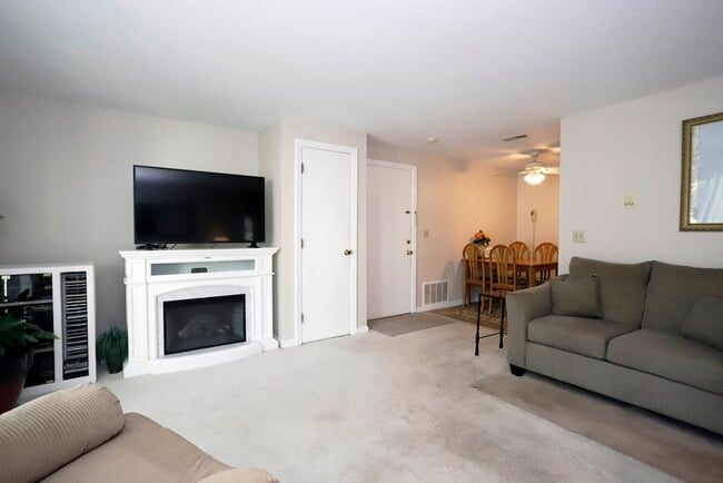 Building Photo - 1261 Church St