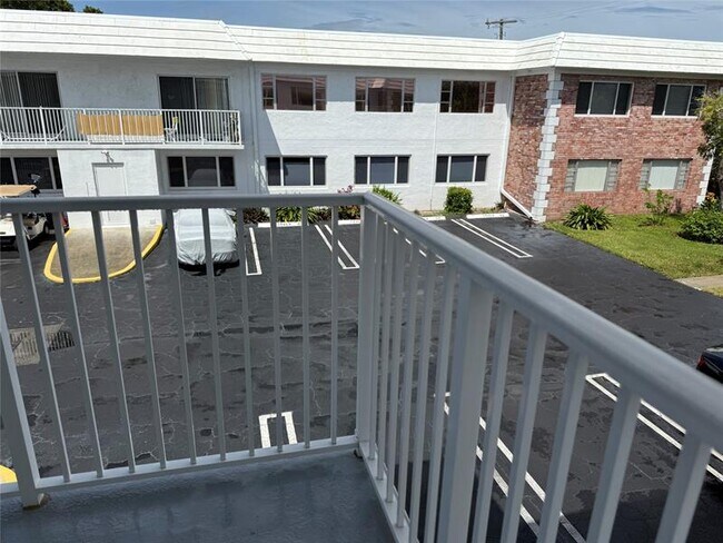 Building Photo - 412 S Cypress Rd