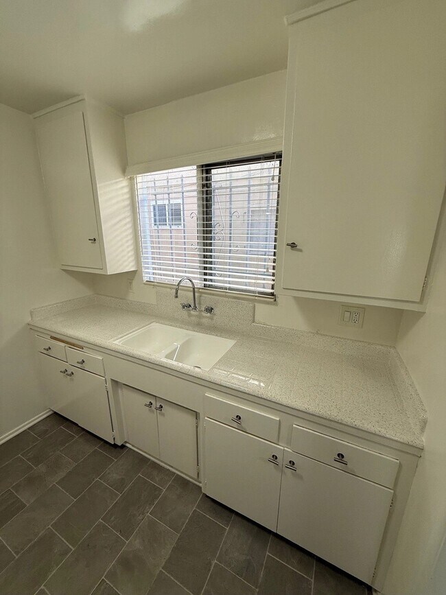 Interior Photo - 10026 Palms Blvd.,