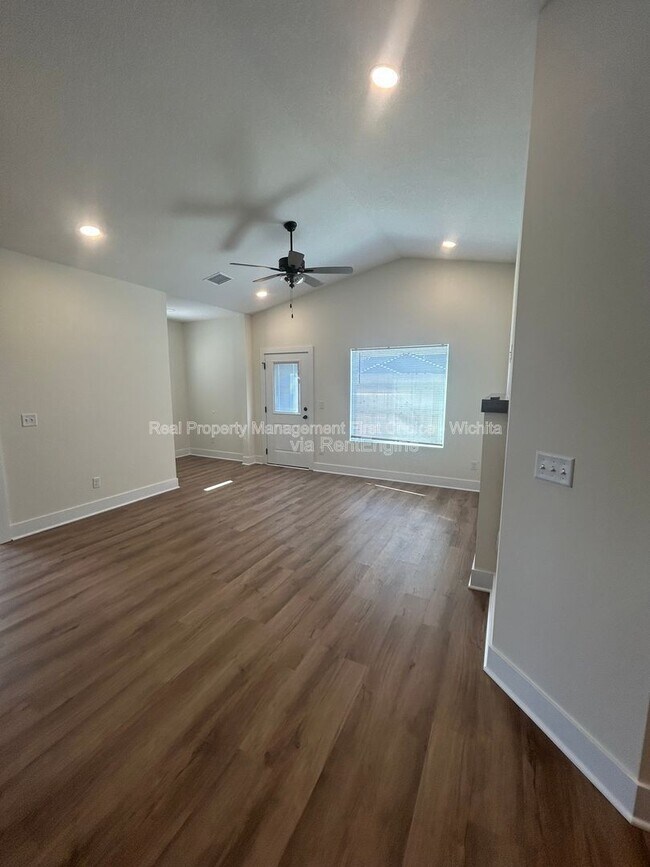 Building Photo - 17010 Kashmir St