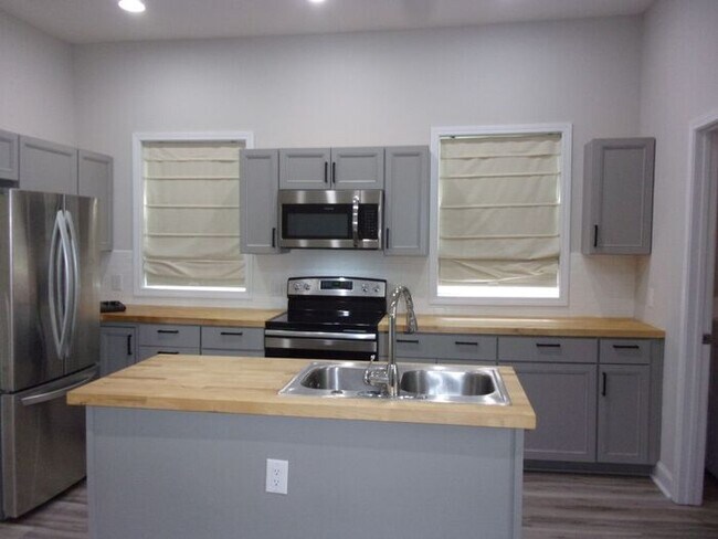 Building Photo - Beautifully Renovated 2 Bedroom 1 Bath Home - Minutes to Downtown Rock Hill