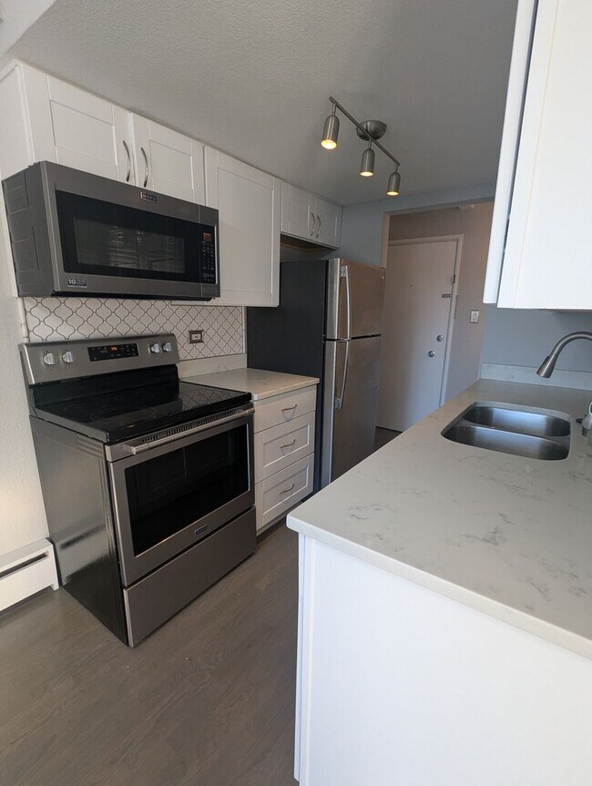 Building Photo - FABULOUS PEARL STREET CONDO IN SECURE BLDG...