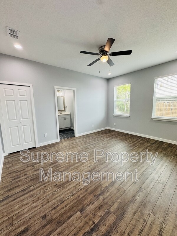 Building Photo - 6073 Vermont Ave