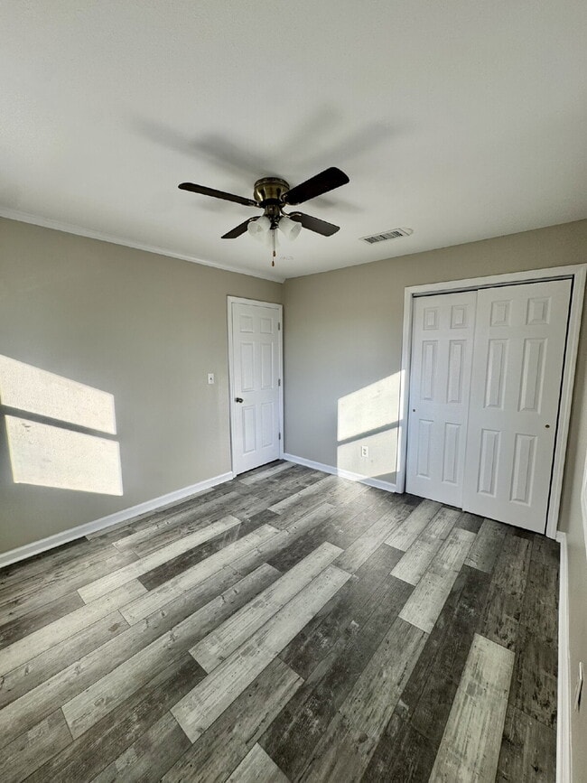 Building Photo - FRESHLY PAINTED 4 bedroom home in Lynn Haven!