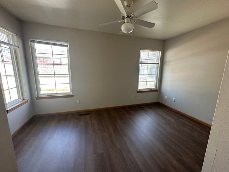 Building Photo - 440 4th Ave