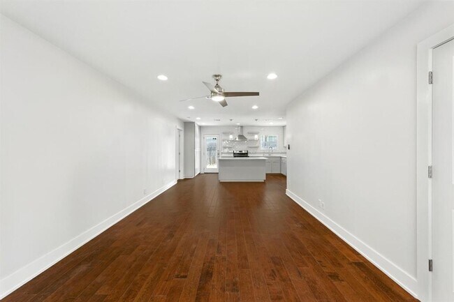 Building Photo - 1110 W Oltorf St