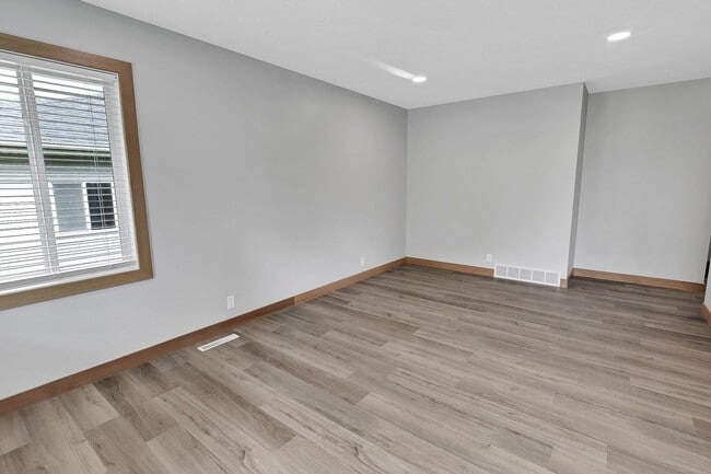 Building Photo - 3+ Bedroom Home in Quiet Neighborhood