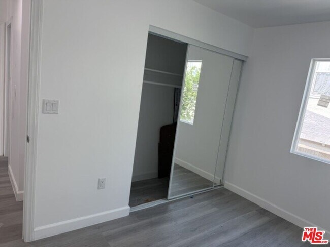 Building Photo - 1499 W 35th Pl