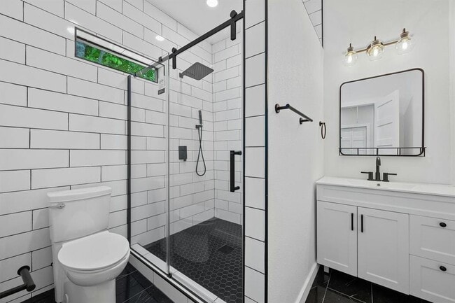 Building Photo - 914 E 50th St