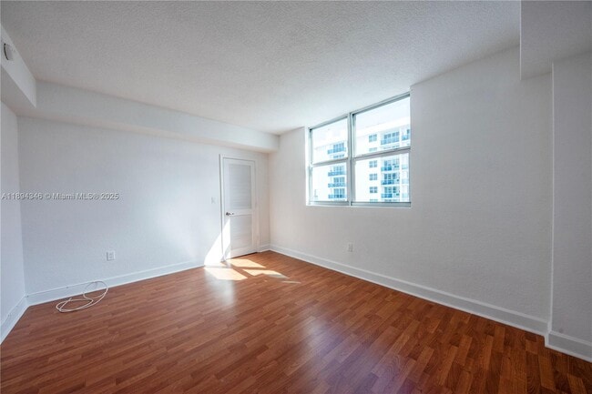 Building Photo - 7501 E Treasure Dr