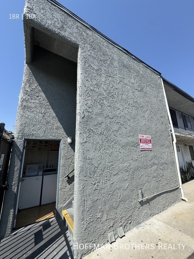 Building Photo - 6727 Woodley Ave