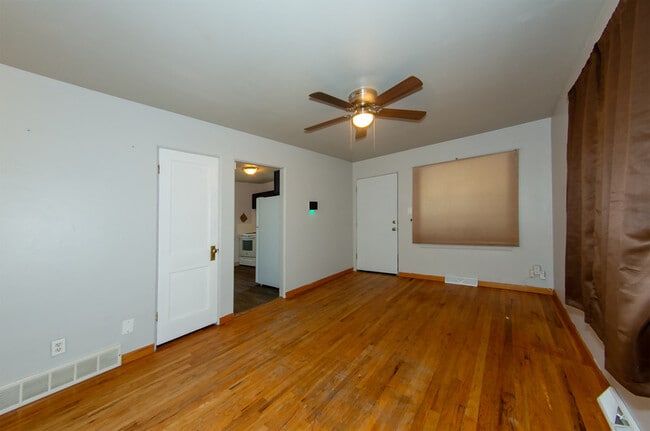 Building Photo - 513 E 9th St