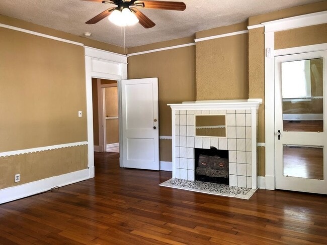 Building Photo - ROMANTIC DETAILS & a Cottage Feel! 3 Bedro...