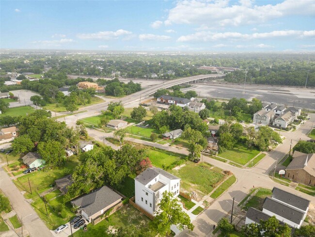 Building Photo - 2115 Dan St