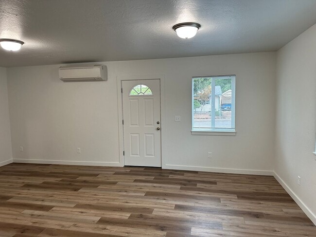 Building Photo - Beautiful 2 bedroom, 1 bath house in Sprin...