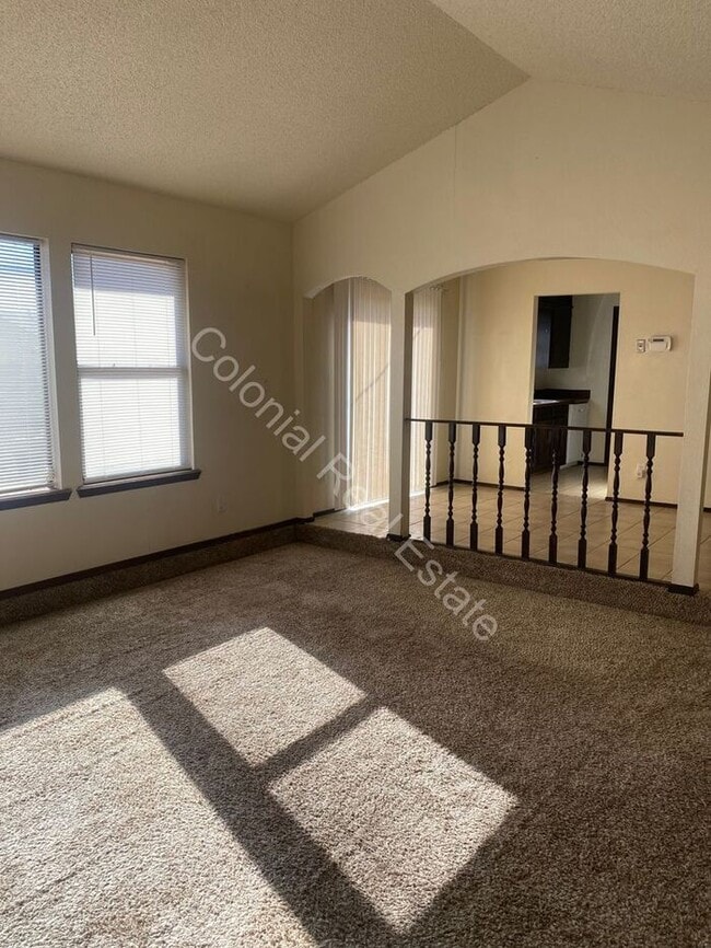 Building Photo - 3 bed 2 bath single family home, washer dryer hookups, and single attached one car garage included