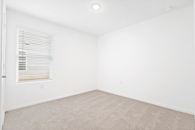 Building Photo - 3 Bedroom/2 Bath Vida Subdivision