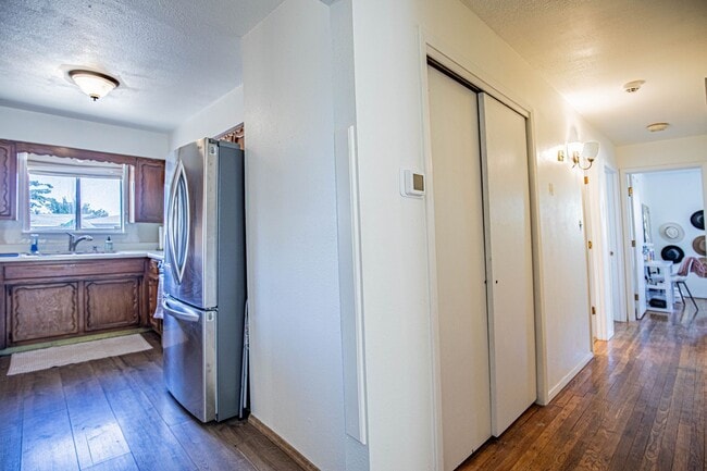 Building Photo - Spacious 3 Bedroom home with Solar Panels