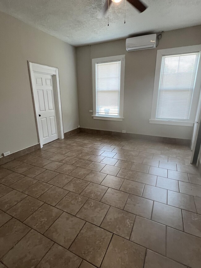 Building Photo - 214 W Buena Vista Ave