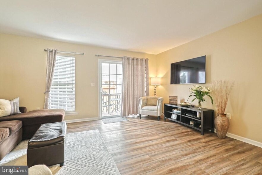 Living Room - 2723 Foxshire Dr