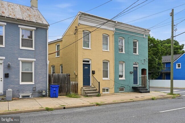 Building Photo - 403 W South St