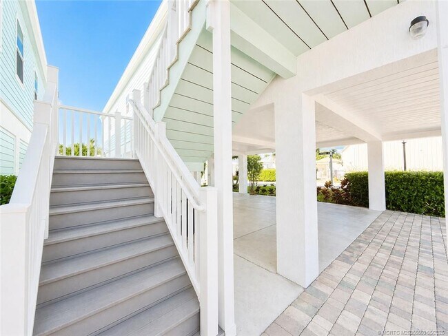 Building Photo - 252 NE Ebbtide Way