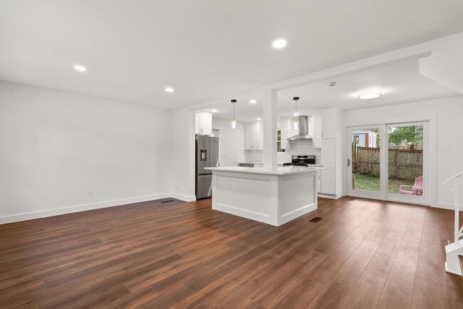 Building Photo - 3 Bed 3 Bath - Silver Spring Split Level -...