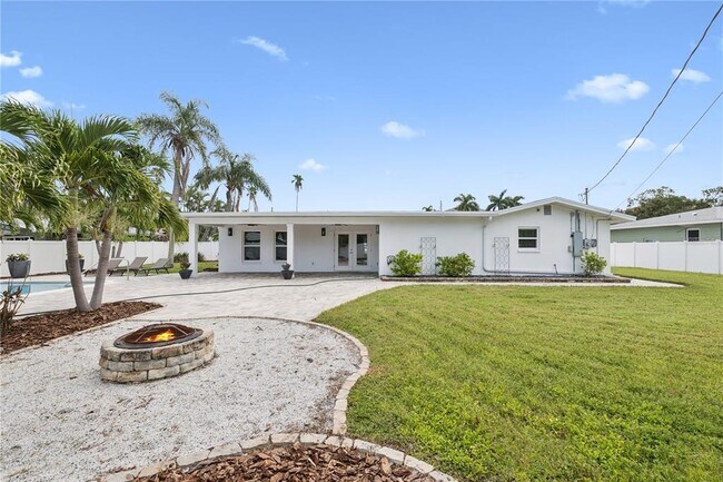 Building Photo - 3800 Bayshore Blvd NE