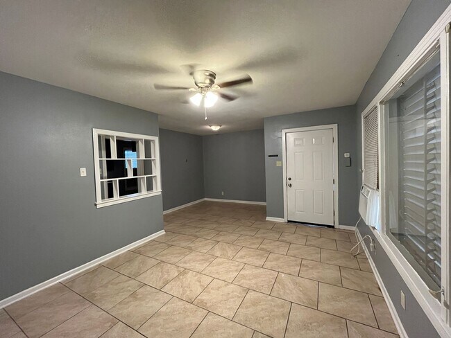 Building Photo - 2 bedroom 1 Bath Central City