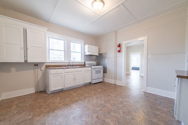 Building Photo - 426 W Peach St