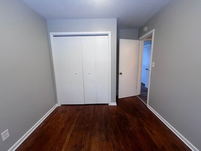 Building Photo - Two Bedroom Duplex on SE Side!