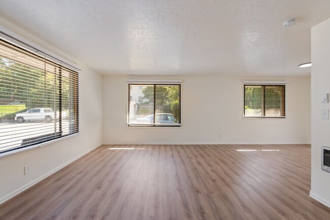 Building Photo - Renovated 2BR in Milwaukie