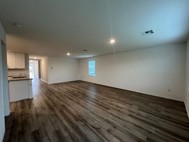 Building Photo - Beautiful 4 bedroom, 2 bath in NBTX