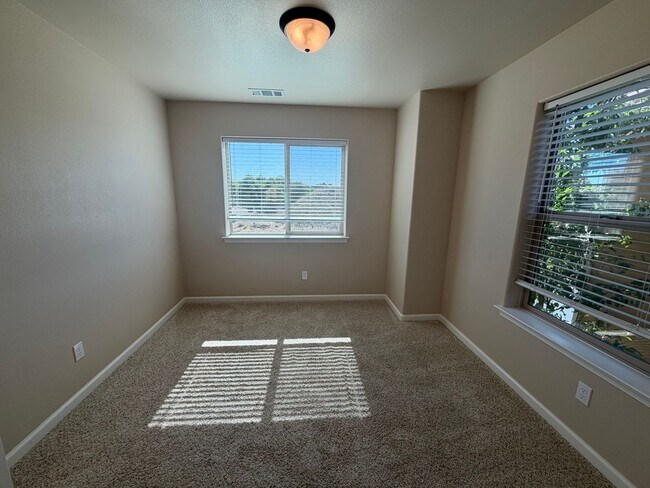 Building Photo - 1194 Velarde Cir