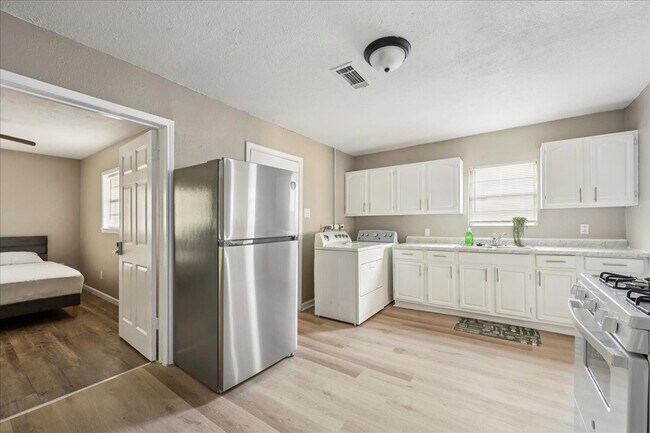 Building Photo - 1010 West Dr