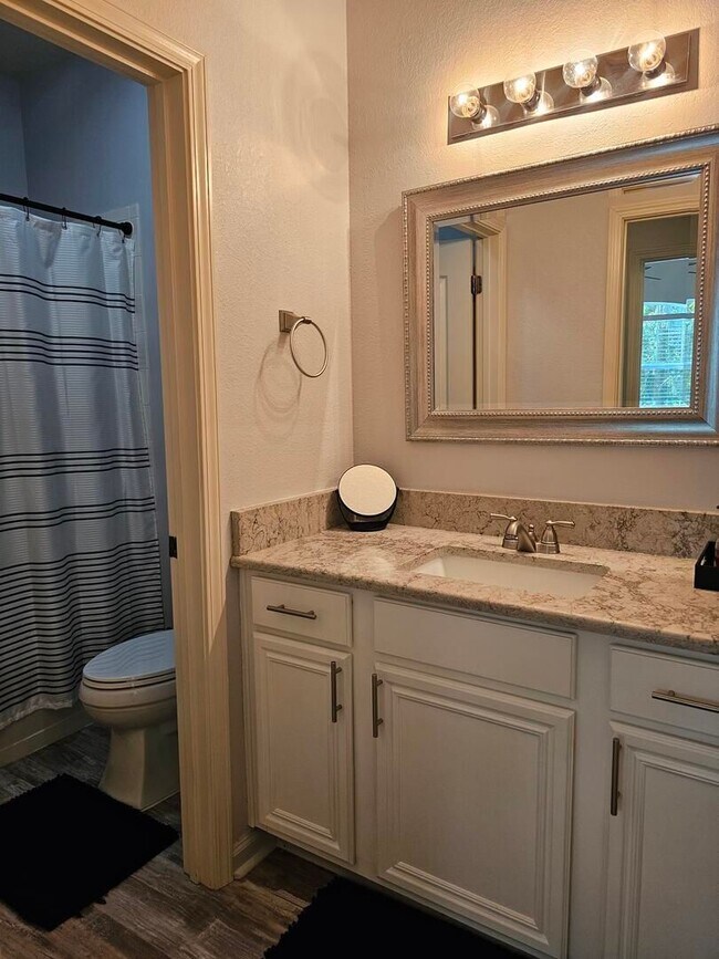 Building Photo - Beautiful end unit!