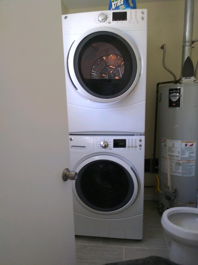 Washer/dryer in 1/2 bathroom - 336 Carolina St