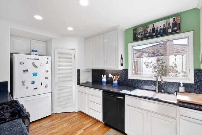 Building Photo - 1605 Lynngrove Dr