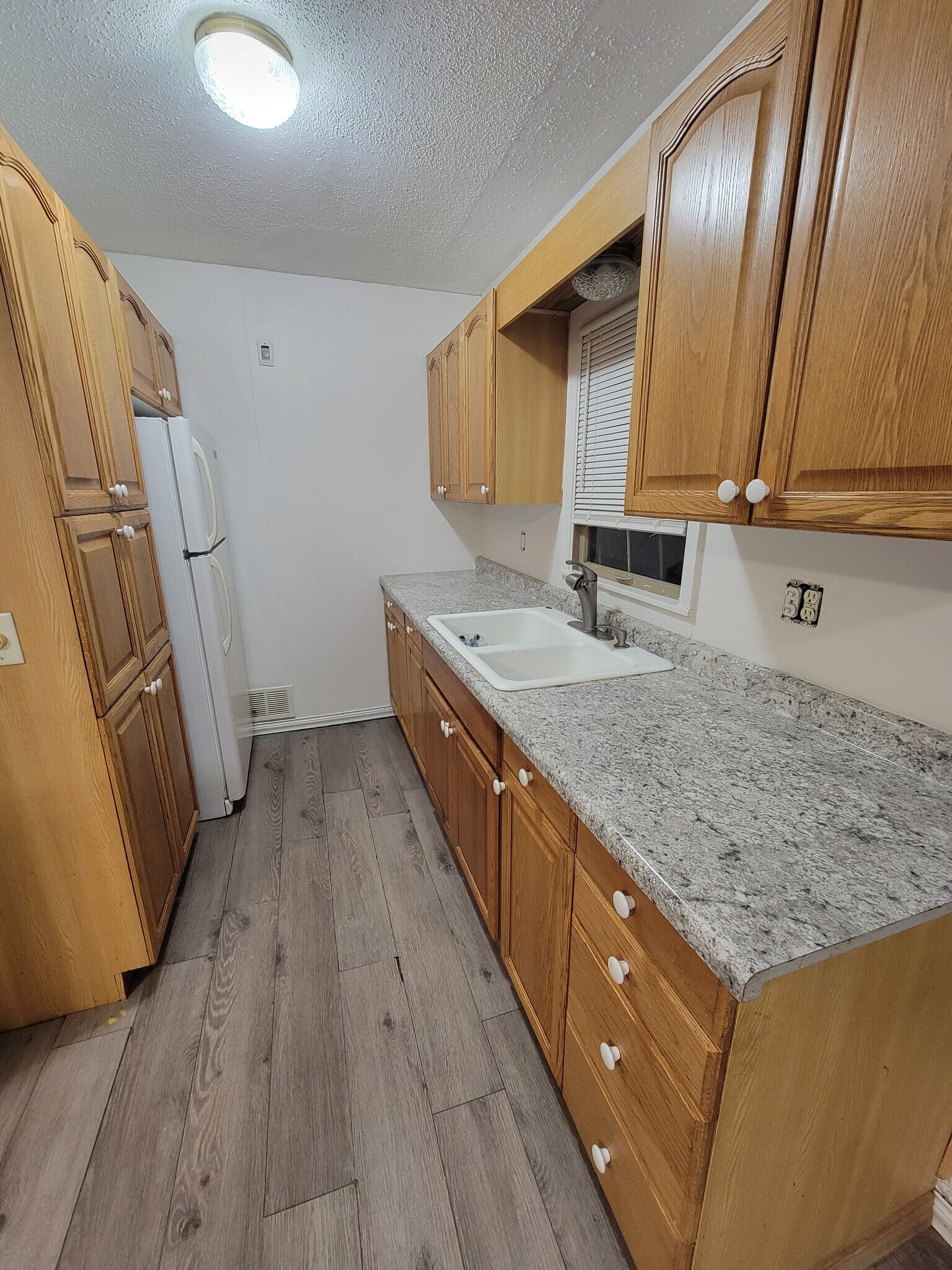 Kitchen - 802 Le Hillier St