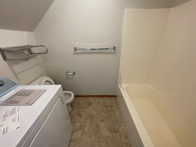 Building Photo - 425 W Shore Dr