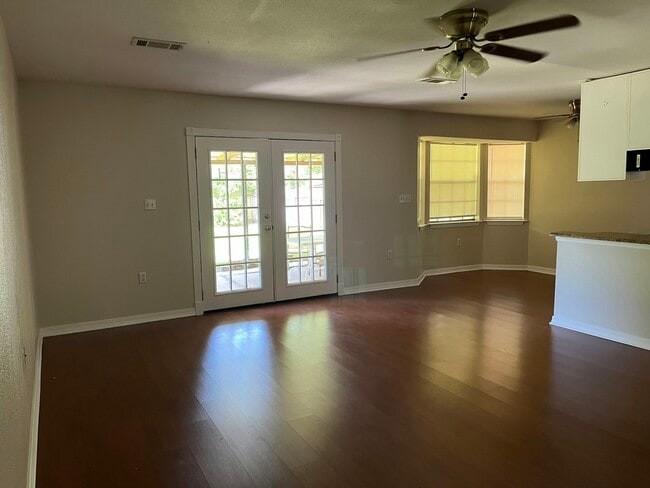 Building Photo - 315 Woodcrest Dr