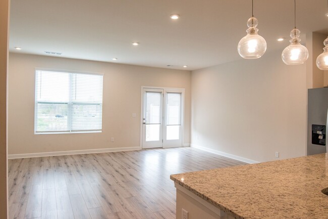 Building Photo - Beautiful Gallatin Townhome w/ Appliances!
