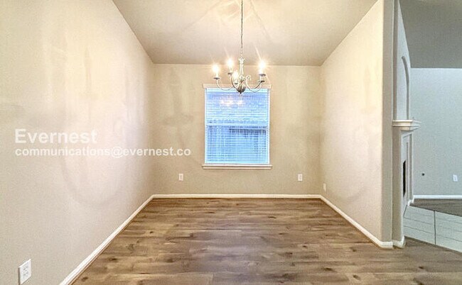 Building Photo - 3 Bed, 2 Bath Home with Fenced Yard & Garage / Pet-Friendly / Available Now!