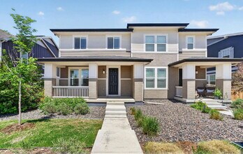 Building Photo - Beautiful 3 bed, 3 bath townhome in the lovely Painted Prairie Community!